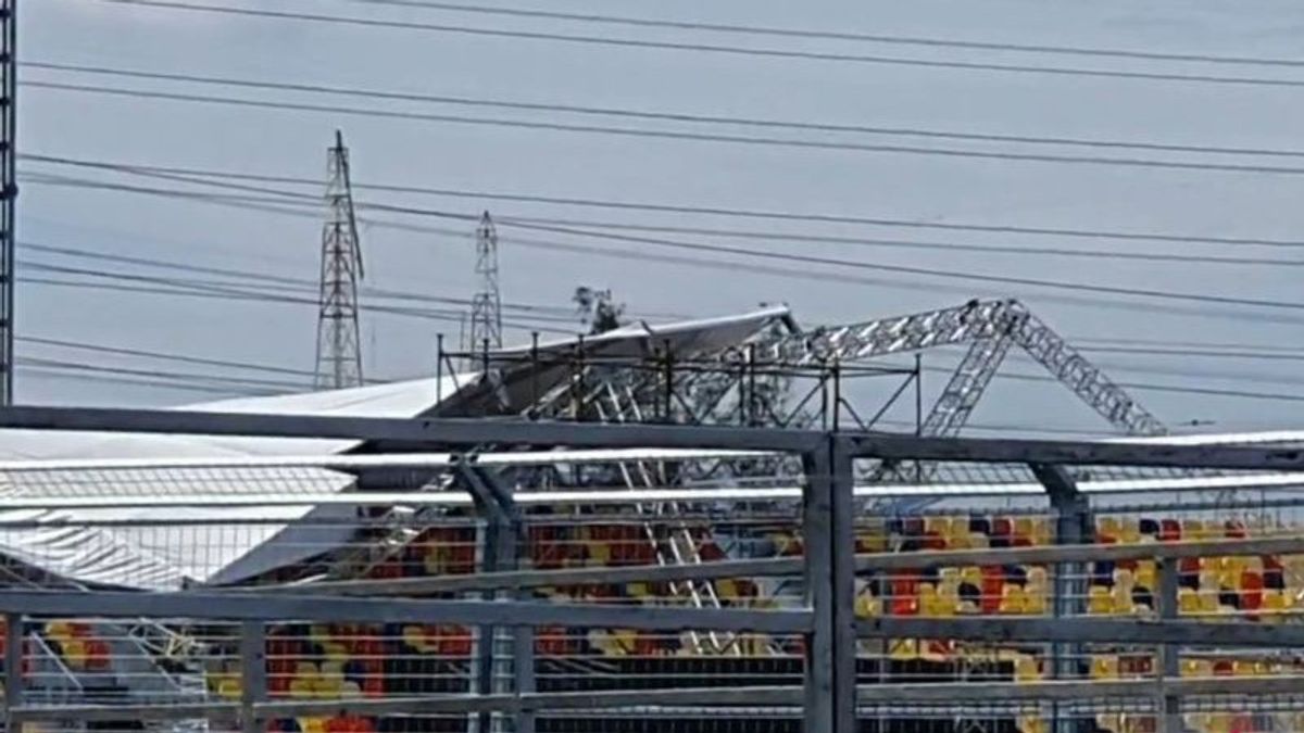 The Roof Of The Formula E Audience Tribune Has Not Been Repaired Until Now, The Supporting Iron Frame Looks Tilted