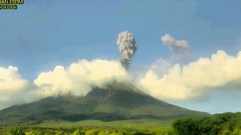 Mount Ili Lewotolok Eruption With Abu As High As One Kilometer