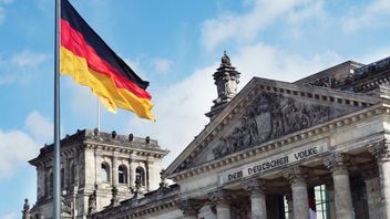 ドイツのハンブルグで何千人もの学生が兵役義務化に抗議