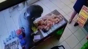 棉兰男子假装购买比卡安汶，从礼品店老板那里偷手机