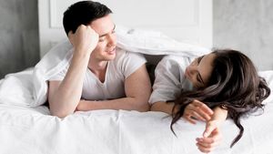 5 Manfaat Kontak Mata saat Hubungan Intim Menurut Sains