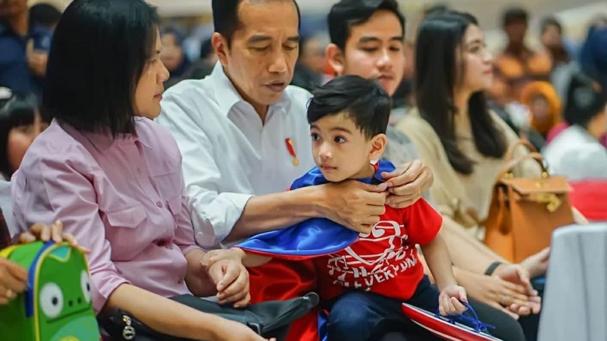 Sayang Cucu, Jokowi Lepas Rindu dengan Jan Ethes lewat Video Call