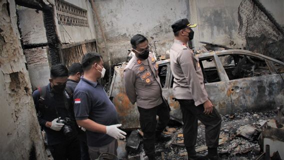 Cendres Et Charbon De Bois Provenant D’un Incendie à Tambora Apportés Par L’équipe De Police De Puslabfor Mabes Pour être Examinés