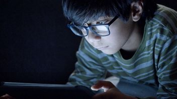 مخاطر الوقت الشاشع المفرط عند الأطفال التي يجب أن يعرفها الآباء