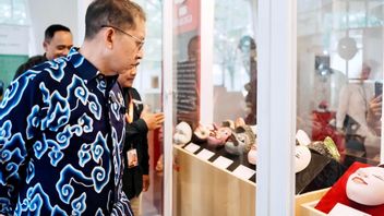 وزير الثقافة استعرض متحف القناع ، شجع سيريبون لديه معرض مدينة