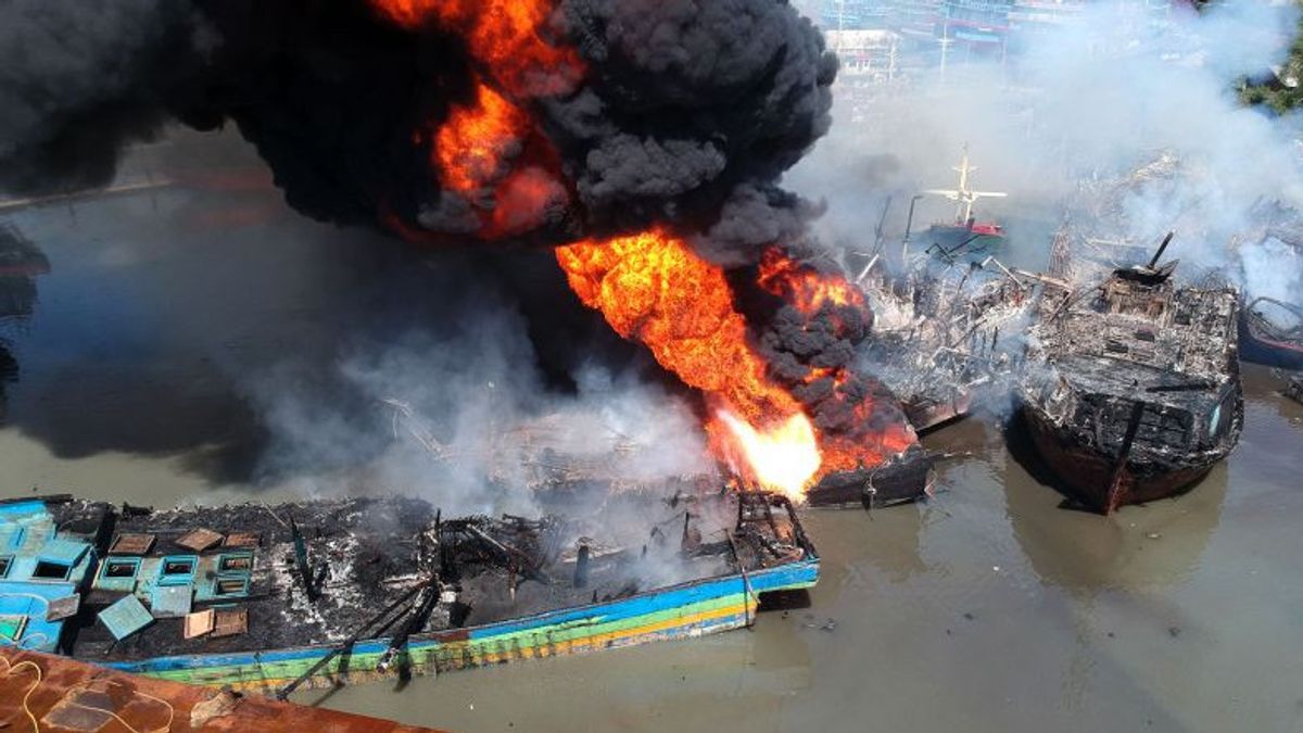 Ganjar Instruksikan DKP Bantu Nelayan Korban Kebakaran Kapal di Tegal
