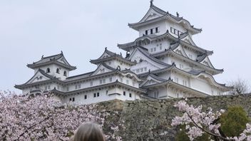 Osaka Castle is a favorite of foreign tourists, topping the list of the most popular castles in Japan