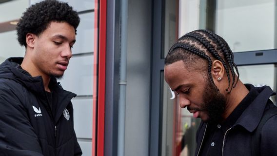 Raheem Sterling Tolak Juventus dan Napoli, Gabung Feyenoord Gara-gara Robin van Persie