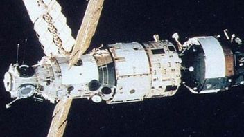 スハルトの名前は、今日の歴史にパラパA1衛星の打ち上げで空を行きました, 7月 8, 1976
