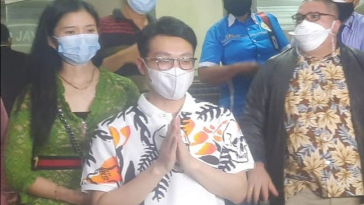 Tangan Bersimpuh Richard Lee Dipulangkan dari Polda Metro Jaya