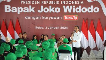 Presiden Jokowi Pantau Kondisi Tenaga Kerja Pabrik Teh di Tegal