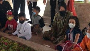 Ganti Peran Jadi Guru TK Sementara, Risma Ajak Anak Terdampak Covid-19 Ziarah ke Makam Bung Karno