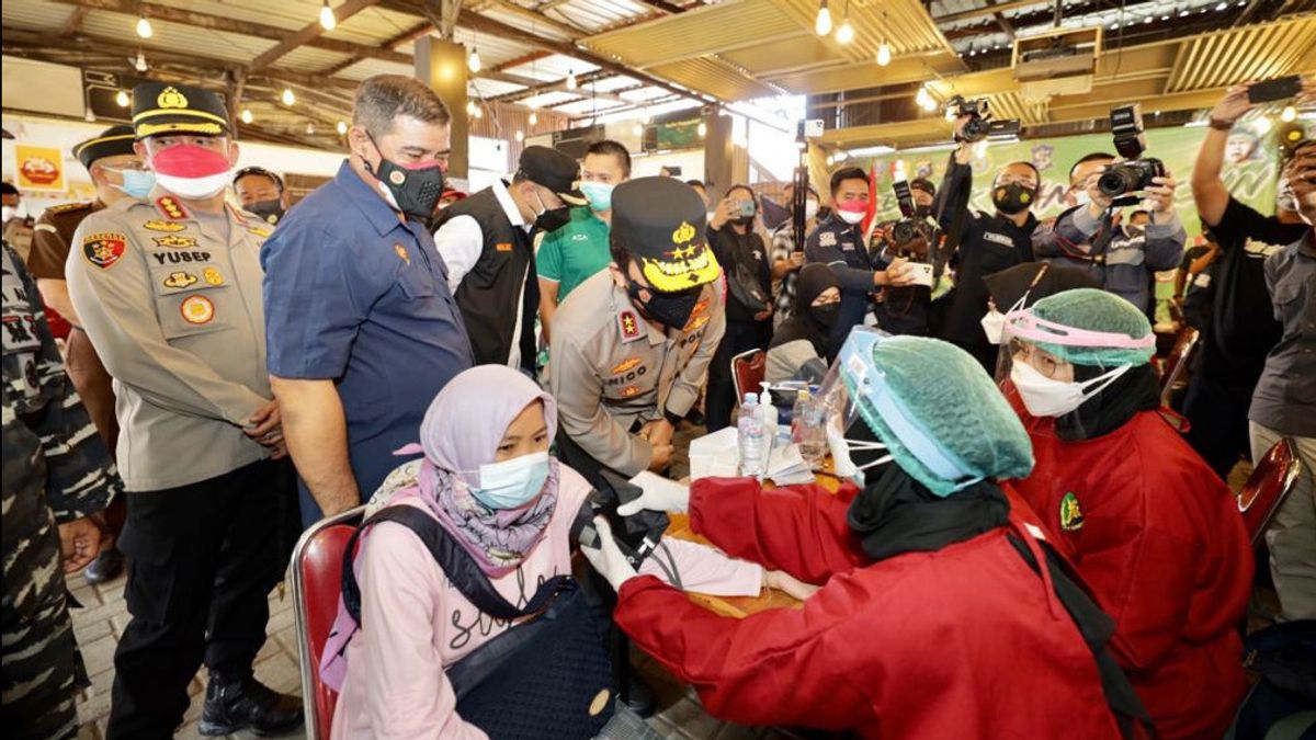 1.000 Bonek Antusias Ikut Vaksinasi COVID-19 di Surabaya