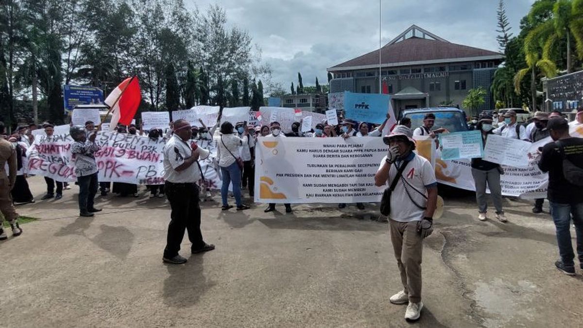 Salaries Haven't Dropped Since May 2022, Masses Of PPPK Teachers Geruduk West West Papua Governor's Office