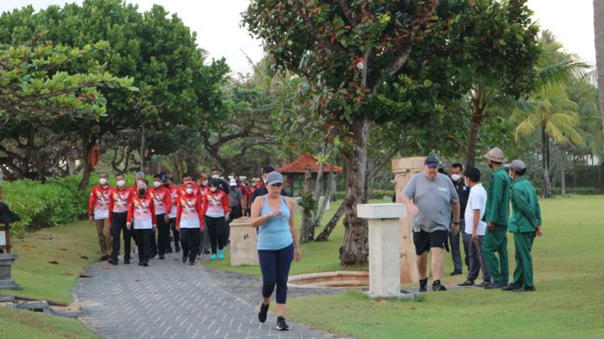 巴厘岛努沙杜瓦的晨间体育，副总统回复外国游客问候：很高兴见到你