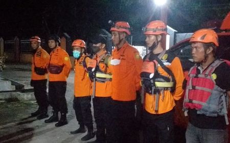 Basarnas Padang Kerahkan Tim Evakuasi Belasan Orang Terjebak di Sungai