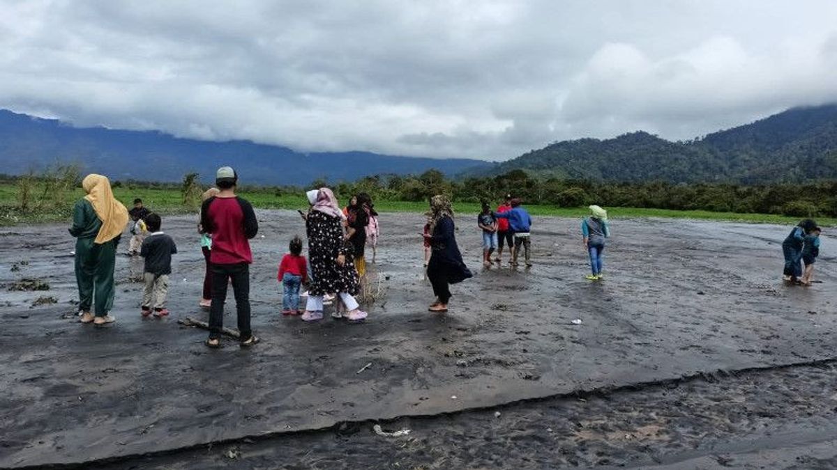 克林奇山的冷熔岩堆积了贡农七居民的稻田