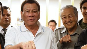 フィリピンのロドリゴ・ドゥテルテ元大統領がICC命令で逮捕された後、ジェット機に乗った