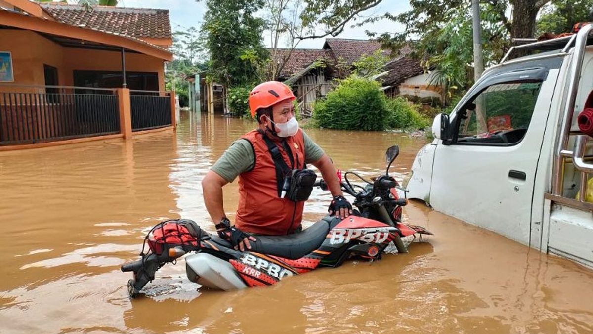 Les Résidents Du Hameau De Biting Lumajang Frappés Par L’inondation Du Débordement De La Rivière Menjangan
