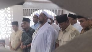 Ziarah ke Makam Habib Ali di Kwitang, Prabowo Cium Kening Anak-anak