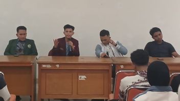 학생들은 국가 경제 안정을 유지하는 데 있어서 단결을 유지하는 것이 가장 중요한 기초라고 말한다.