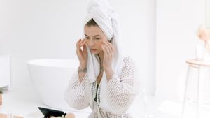 Cara Mengaplikasikan <i>Toner</i> Terbaik ke Wajah dengan Tangan atau Kapas?