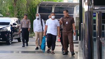 Pakai Kaos Putih, Gubernur Riau Abdul Wahid Tiba di Kantor KPK Usai Terjaring OTT