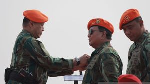 Baret Jingga di Kepala, Menhan Prabowo Resmi Diangkat jadi Warga Kehormatan Kopasgat TNI AU 