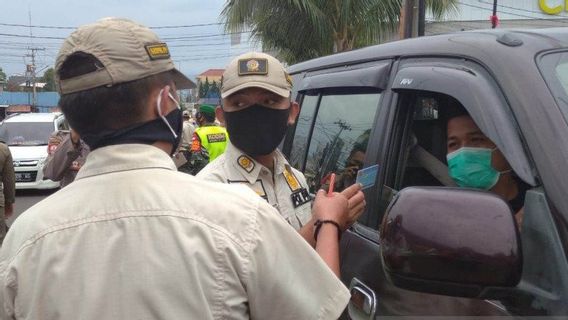  Petugas Putar Balik Kendaraan Tanpa Surat Bebas COVID-19 di Jalur By Pass-Cianjur