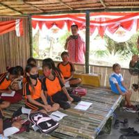 Terpanggil Sebagai Putra Maluku, Danrem 151/Binaiya Berikan Bantuan 1.200 Set Alat Sekolah, 100 Al-Qur'an dan Alkitab