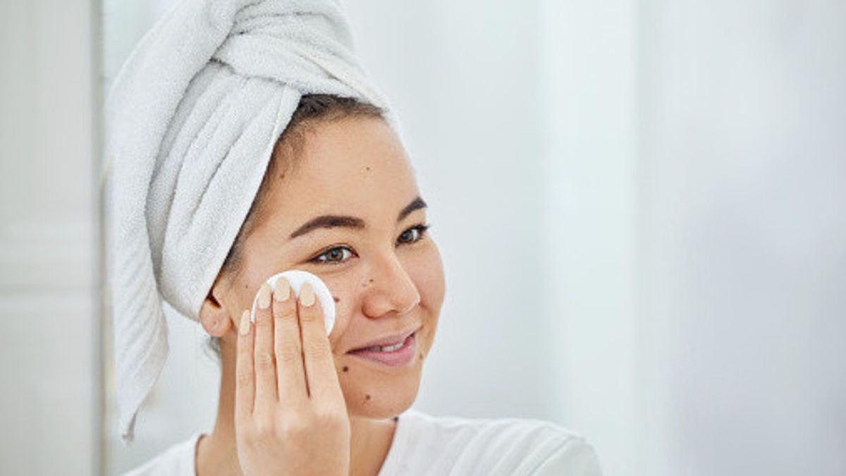 3 الفرق بين مياه ميسيلر ومكياج الماكياج ، أيهما أكثر كفاءة لتنظيف الوجه؟