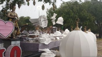 2時間の雨、ソロ市庁舎の中庭にあるシェイクザイードモスクのレプリカが崩壊