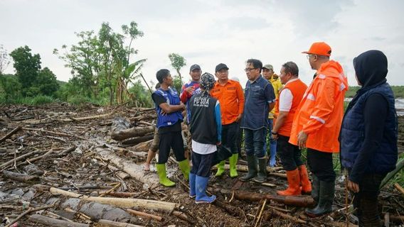 Probolinggo和Pasuruan的洪水决定道路和桥梁通道