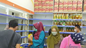 The Price Has Gone Up But The Purchase Of Cooking Oil In Bengkulu Is Still Limited Due To Limited Stock