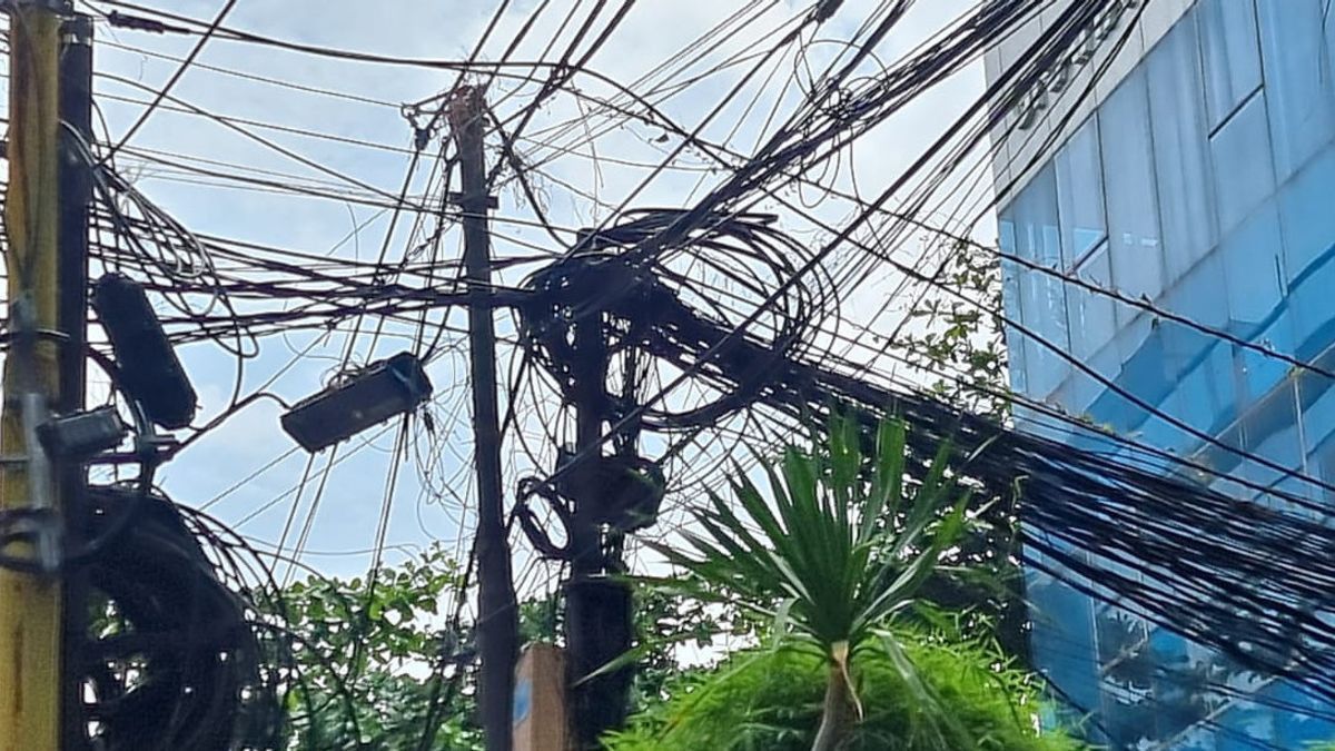 Avant le marathon international de Jakarta, la zone du rond-point 1 de Jakpus est encore beaucoup de câbles d’air semrawut