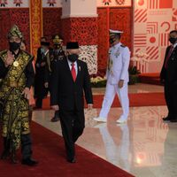 Kesan Gagah dan Berkharisma saat Jokowi Mengenakan Pakaian Adat Sabu dari NTT