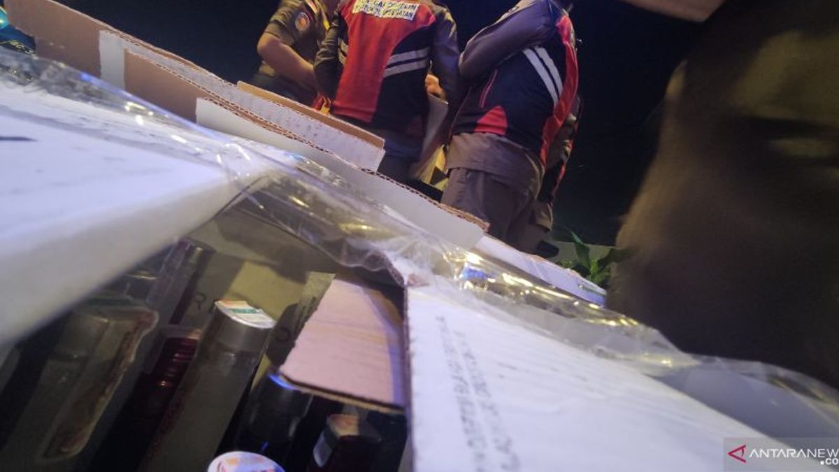 Petugas Gabungan Satpol PP Tertibkan Kafe di Palembang, Sita 958 Minuman Beralkohol