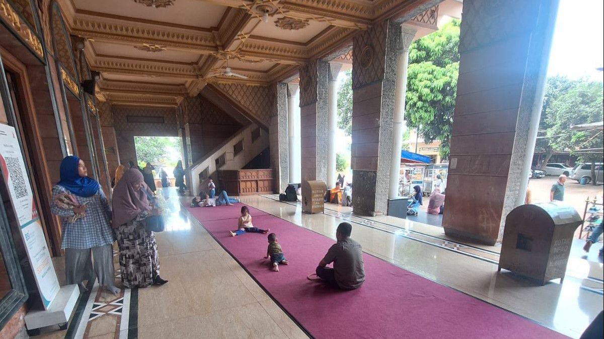 Al-Fairus Mosque Becomes a Stopping Point for Travelers, 35 Guides on Duty 24 Hours