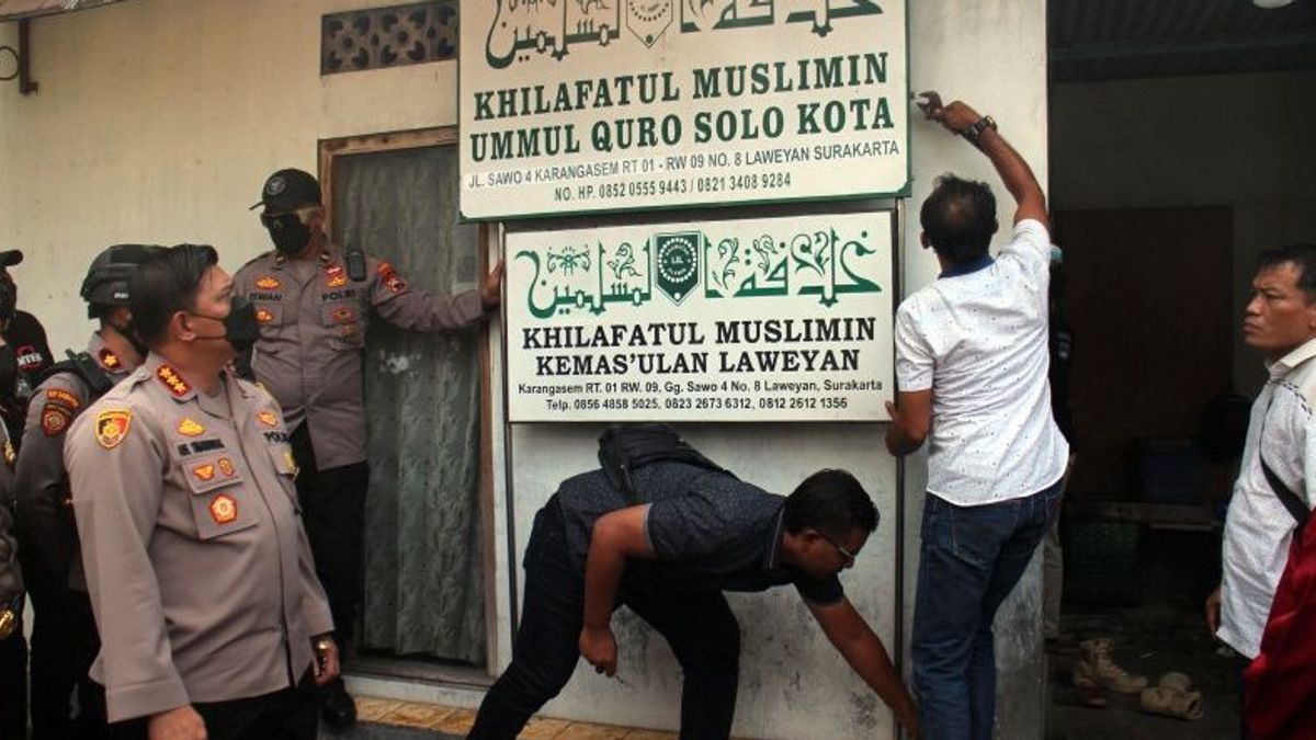 Polisi Lepas Papan Nama Markas Khilafatul Muslimin Solo