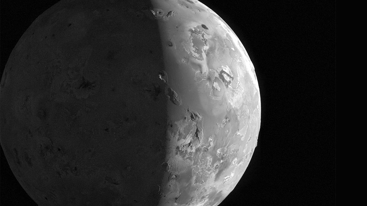 美国宇航局朱诺飞机观察第二次火山月亮 Io