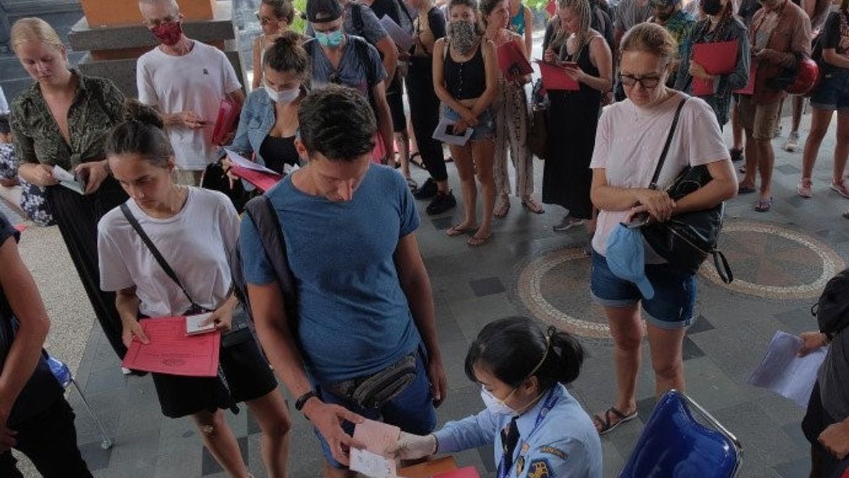 Langgar Izin Tinggal di Bali, Pelatih Renang Asal Kazakhstan Dideportasi