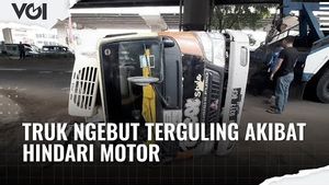 VIDEO: Gara-Gara Motor Putar Balik Arah, Truk Terguling di Jalan DI Panjaitan Jaktim