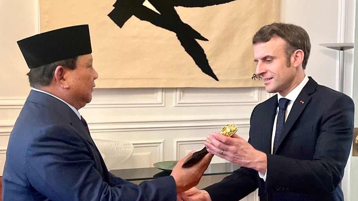  Menhan Prabowo Bertemu Presiden Prancis Macron, Beri Cenderamata Keris Bali