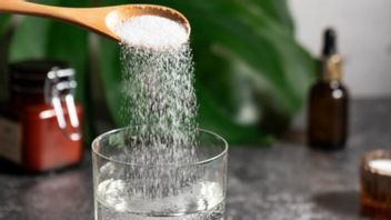 Cara Atasi Efek Gas Air Mata dengan Air Garam dan Antasida yang Benar