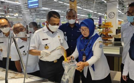 Sudin KPKP Jaktim dan BPOM Temukan Makanan Kedaluwarsa di Supermarket