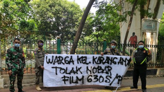 Escorté Par TNI Et La Police, Satpol PP Déplace Rapidement Le Retrait Des Bannières Refus De Regarder Des Films G30S / PKI Qui Sont Répandus à Sawah Besar