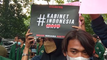 北スマトラBEMの学生は、メダンでジョコウィ・マルフ・アミンの2年間に抗議し、インドネシア内閣が辞任するためのポスターを持参
