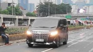 印度尼西亚共和国众议院大楼前的道路已被车辆通过