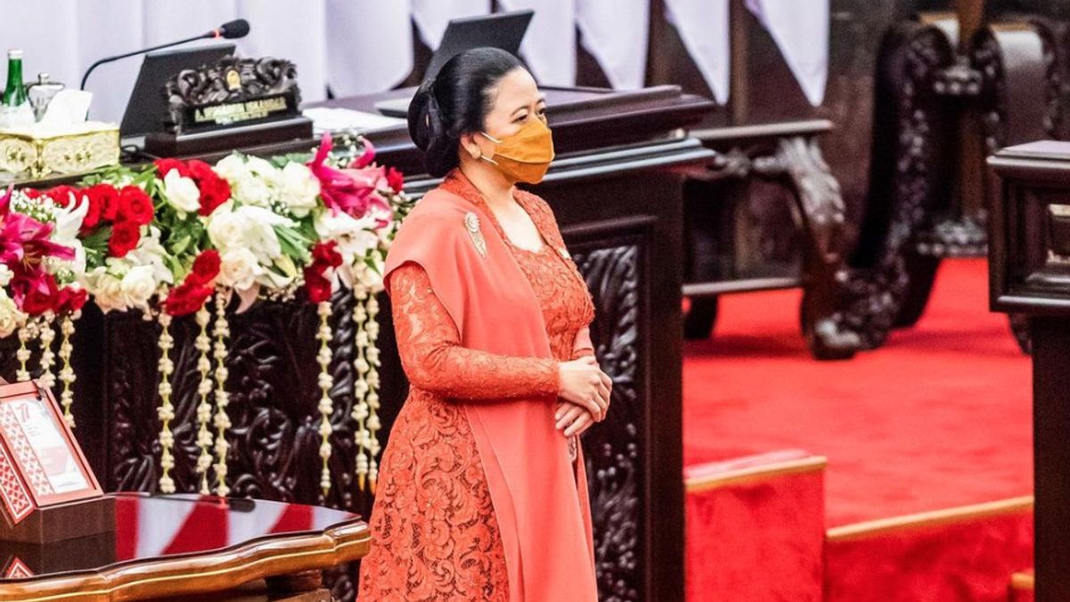 Puan与Megawati和Prabowo在宫殿举行的77周年RI周年庆典上自拍