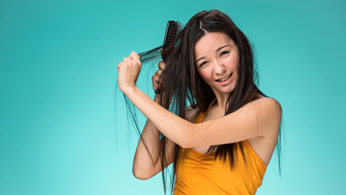 6 Cara Mengatasi Rambut Kusut dan Kering biar Kembali Lembut Berkilau